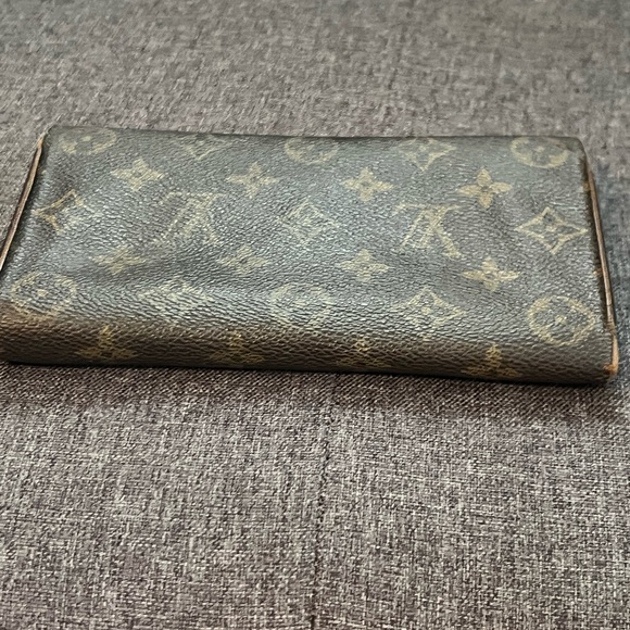 Louis Vuitton Dark Textured Wallet with Gold Button - Picture 5 of 13